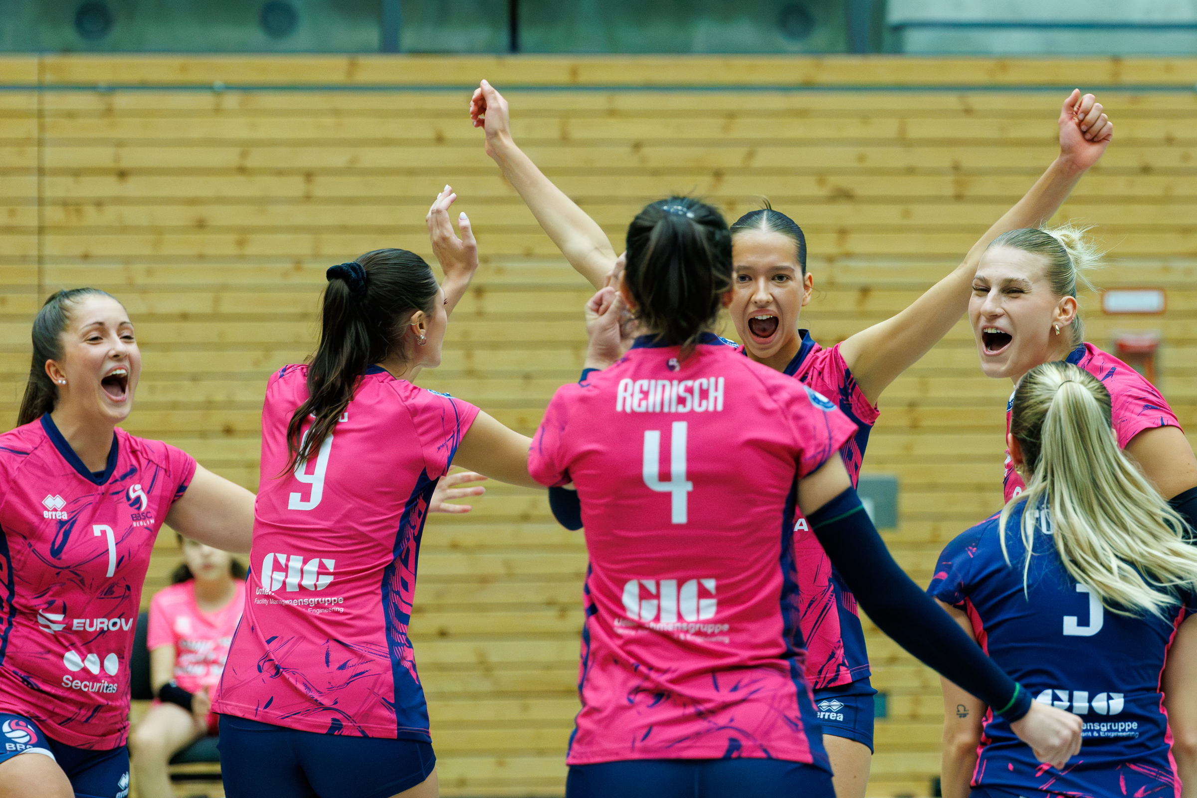 Volleyball 2. Bundesliga Nord Damen: BBSC mit vier Punkten aus Heimspielwochenende: 2:3 Niederlage gegen Sorpesee & 3:1 Sieg gegen Schwerin